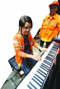 浙江德清县洛舍镇镇长送来钢琴，为这位未来的幼儿教师圆梦。
