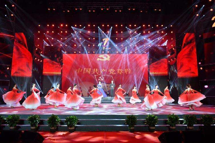 图片包含 室内, 桌子, 食物, 火车 描述已自动生成