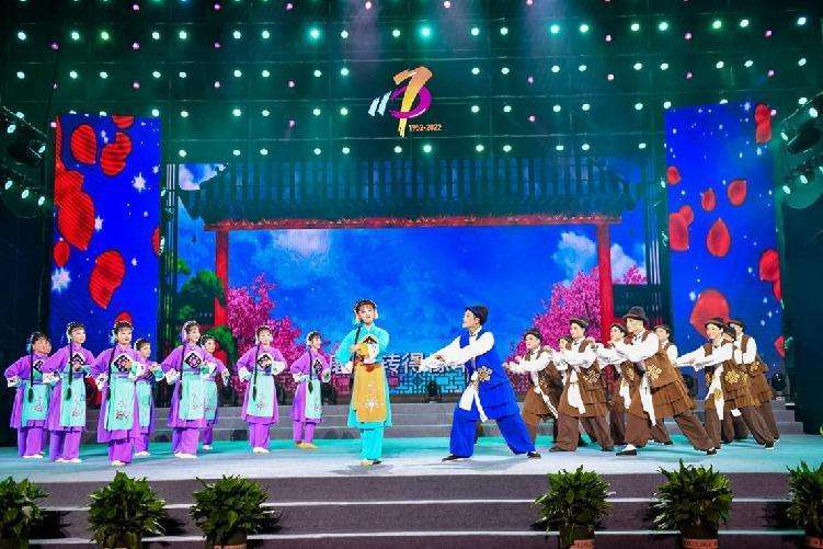 图片包含 室内, 女孩, 小孩, 小 描述已自动生成