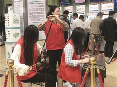 江苏二师“音悦坊”为瘤病患者“疗伤”