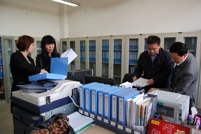 考察组在四川教育学院调研改制迎评材料